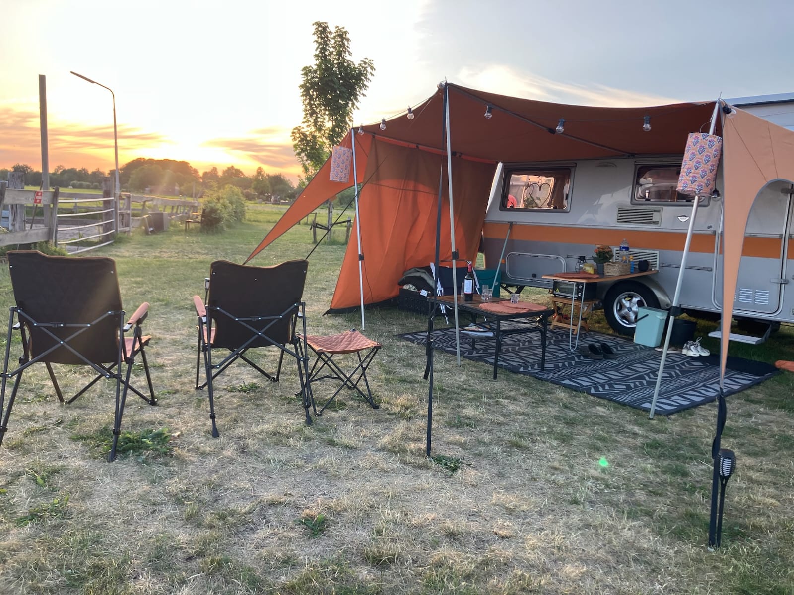 Gezellige kampeerplek bij zonsondergang